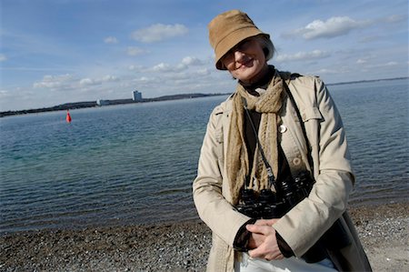 simsearch:628-00920280,k - Portrait d'une femme mature avec un champ de verres sur la plage de la mer Baltique Photographie de stock - Premium Libres de Droits, Code: 628-00920240