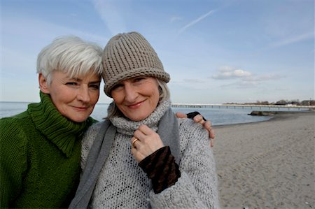 simsearch:628-00920280,k - Portrait de deux femmes mûres à la plage de la mer Baltique Photographie de stock - Premium Libres de Droits, Code: 628-00920251