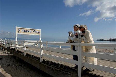 Zwei ältere Frauen mit einen Hund stehend auf einer Fußgängerbrücke an der Ostsee Stockbilder - Premium RF Lizenzfrei, Bildnummer: 628-00920269