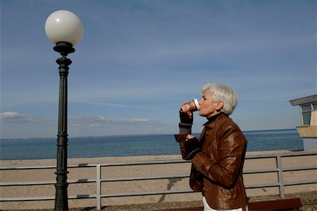 Reife Frau trinken einen Kaffee am Strand der Ostsee Stockbilder - Premium RF Lizenzfrei, Bildnummer: 628-00920279