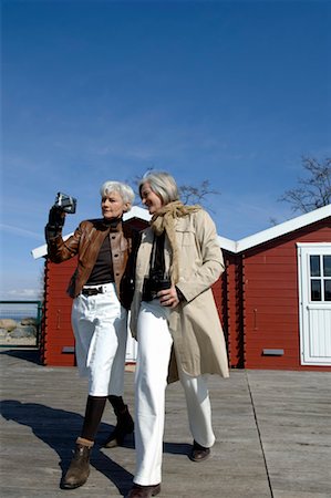 Two mature women using a camcorder Stock Photo - Premium Royalty-Free, Code: 628-00920273