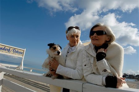 Zwei ältere Frauen mit einen Hund stehend auf einer Fußgängerbrücke an der Ostsee Stockbilder - Premium RF Lizenzfrei, Bildnummer: 628-00920287