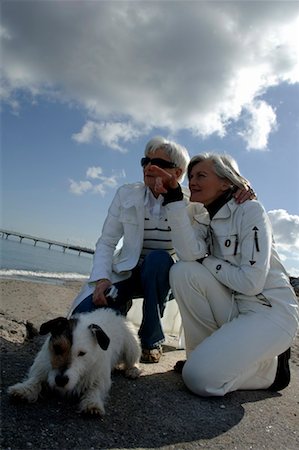 Zwei ältere Frauen und ein Hund am Strand hocken und Blick über die Ostsee Stockbilder - Premium RF Lizenzfrei, Bildnummer: 628-00920297