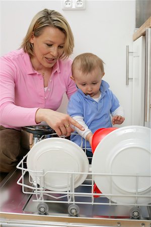 Mother and son emptying a dishwasher Foto de stock - Royalty Free Premium, Número: 628-00920328