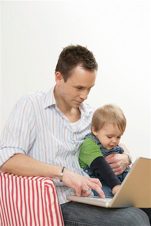 father and son overalls - Father and son using a laptop Foto de stock - Sin royalties Premium, Código: 628-00920339