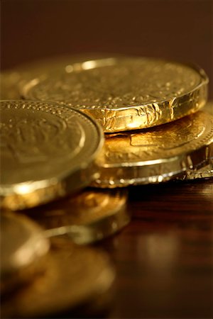 simsearch:628-00920467,k - Chocolat en forme de pièces de monnaie, close-up, mise au point sélective Photographie de stock - Premium Libres de Droits, Code: 628-00920396