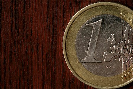 simsearch:700-00047827,k - Einzelzimmer-Euro-Münze auf hölzernen Unterlage (Teil), Nahaufnahme Stockbilder - Premium RF Lizenzfrei, Bildnummer: 628-00920427