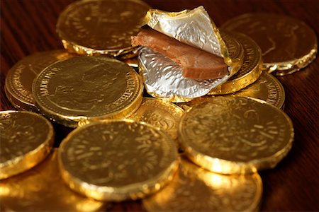 simsearch:628-00920467,k - Chocolat en forme de pièces de monnaie, close-up, mise au point sélective Photographie de stock - Premium Libres de Droits, Code: 628-00920482
