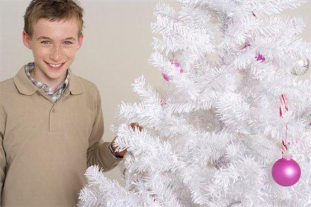 Boy by a white Christmas tree Foto de stock - Sin royalties Premium, Código: 628-01278269