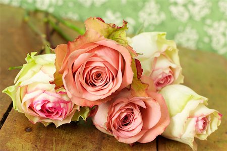 romantic pic in rose petal - Bunch of roses on a table Stock Photo - Premium Royalty-Free, Code: 628-01278365