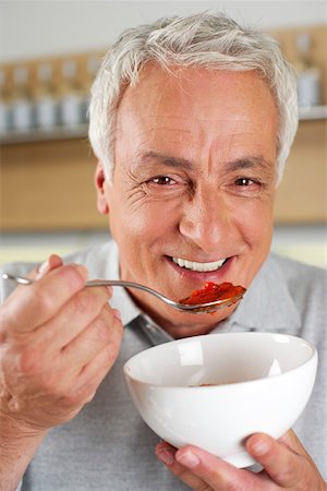 simsearch:628-01279142,k - Gray-haired man holding a spoon and a bowl, close-up Foto de stock - Royalty Free Premium, Número: 628-01278382