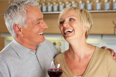 simsearch:628-01279142,k - Gray-haired man and blonde woman drinking red wine, close-up Foto de stock - Royalty Free Premium, Número: 628-01278630