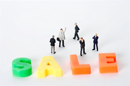 simsearch:628-01712237,k - Businessmen figurine standing next to the word sale Foto de stock - Royalty Free Premium, Número: 628-01278936