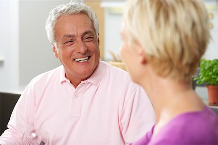 simsearch:628-01279142,k - Gray-haired man smiling at a blonde woman, selective focus Foto de stock - Royalty Free Premium, Número: 628-01278973