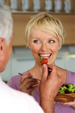 simsearch:628-01279142,k - Man feeding a blond woman with salad, close-up Foto de stock - Royalty Free Premium, Número: 628-01279051