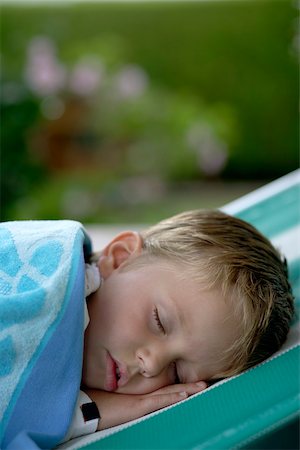 sick outside - Petit garçon enveloppé dans une couverture couché sur une chaise de plage, gros plan Photographie de stock - Premium Libres de Droits, Code: 628-01279068