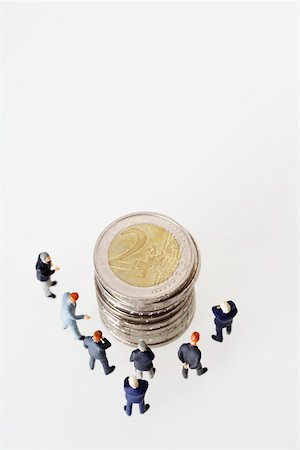 euro symbol - Group of businessmen figurines around a stack of coins Foto de stock - Sin royalties Premium, Código: 628-01279222
