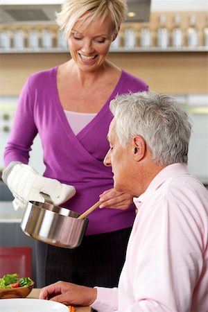 simsearch:628-01279142,k - Blonde woman serving food in a pot for a gray-haired man, selective focus Foto de stock - Royalty Free Premium, Número: 628-01279300