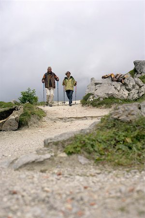 Alter Erwachsener paar Wandern in den Bergen, Flachwinkelansicht Stockbilder - Premium RF Lizenzfrei, Bildnummer: 628-01279439