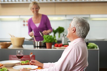 simsearch:628-01279142,k - Blonde woman is making dinner for herself and her husband, selective focus Foto de stock - Royalty Free Premium, Número: 628-01279605