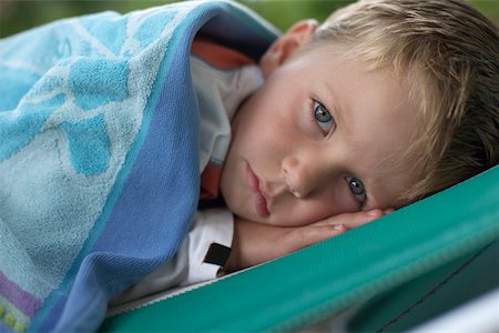sick outside - Petit garçon enveloppé dans une couverture couché sur une chaise de plage, gros plan Photographie de stock - Premium Libres de Droits, Code: 628-01279613