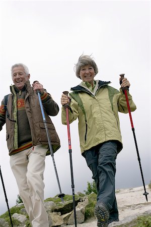 Alter Erwachsener paar Wandern in den Bergen, Flachwinkelansicht Stockbilder - Premium RF Lizenzfrei, Bildnummer: 628-01279678