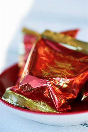 Wrapped fortune cookies, close-up selective focus Foto de stock - Royalty Free Premium, Número: 628-01279672