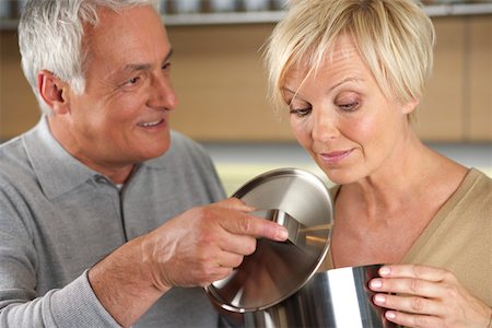 simsearch:628-01279142,k - Gray-haired man letting a woman see what he has cooked, close-up Foto de stock - Royalty Free Premium, Número: 628-01279681