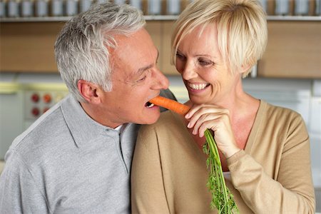 simsearch:628-01279142,k - Blonde woman feeding a gray- haired man with a carrot, close- up Foto de stock - Royalty Free Premium, Número: 628-01279714