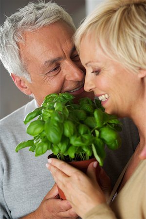 simsearch:628-01279142,k - Man and woman holding a pot of basil together, close-up Foto de stock - Royalty Free Premium, Número: 628-01279751