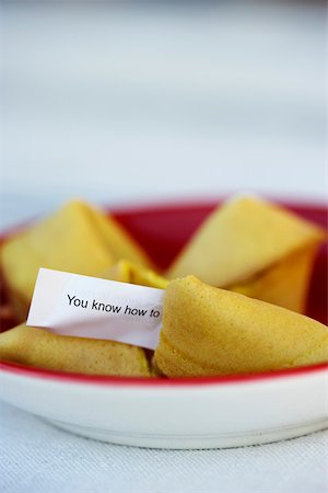 Note peering out of a fortune cookie, close-up, selective focus Foto de stock - Royalty Free Premium, Número: 628-01279796