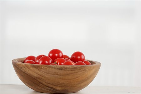 simsearch:628-01495397,k - Un bol de tomates cerises Photographie de stock - Premium Libres de Droits, Code: 628-01494794