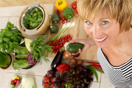 simsearch:628-01494911,k - Senior woman holding an avocado smiling at camera Foto de stock - Sin royalties Premium, Código: 628-01494867