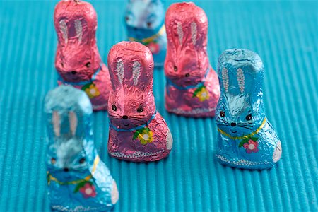 simsearch:628-01494911,k - Blue and pink chocolate Easter bunnies, close-up, selective focus Foto de stock - Sin royalties Premium, Código: 628-01494895