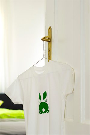 Accroché à une poignée de porte, mise au point sélective d'impression de T-shirt avec le lapin de Pâques Photographie de stock - Premium Libres de Droits, Code: 628-01494890