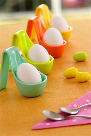 simsearch:628-01494911,k - Four eggs in plastic cups on a table, selective focus Foto de stock - Sin royalties Premium, Código: 628-01494915
