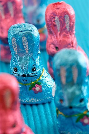 simsearch:628-01494911,k - Blue and pink chocolate Easter bunnies, close-up, selective focus Foto de stock - Sin royalties Premium, Código: 628-01494913