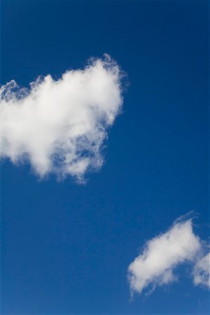 Nuages dans le ciel bleu Photographie de stock - Premium Libres de Droits, Code: 628-01494960