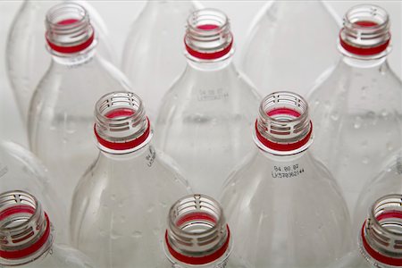 simsearch:670-03734272,k - Bouteilles en plastique vides Photographie de stock - Premium Libres de Droits, Code: 628-01495000