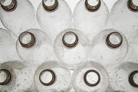 simsearch:670-03734272,k - Bouteilles en plastique vides Photographie de stock - Premium Libres de Droits, Code: 628-01495030