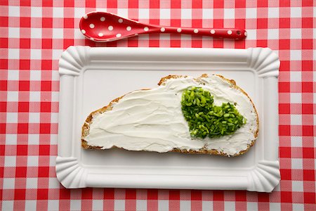 Bread with cream cheese and heart shaped chives Fotografie stock - Premium Royalty-Free, Codice: 628-01495053
