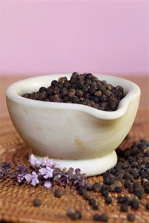 Peppercorns in a mortar Fotografie stock - Premium Royalty-Free, Codice: 628-01495076