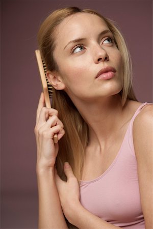 straight hair brushing - Young blonde woman brushing her hair, close-up Foto de stock - Sin royalties Premium, Código: 628-01495229