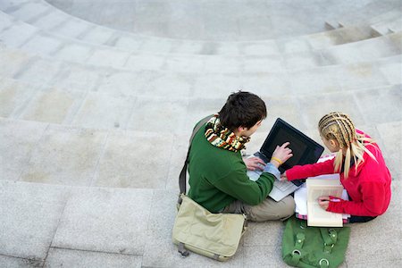 simsearch:628-01495397,k - Jeune couple à l'aide d'un ordinateur portable sur un escalier Photographie de stock - Premium Libres de Droits, Code: 628-01495333