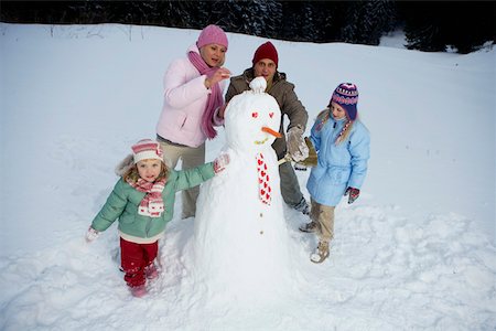 simsearch:628-01495397,k - Famille faire un bonhomme de neige Photographie de stock - Premium Libres de Droits, Code: 628-01495364