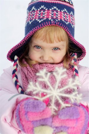 Girl holding a snowflake  at camera Foto de stock - Sin royalties Premium, Código: 628-01495374