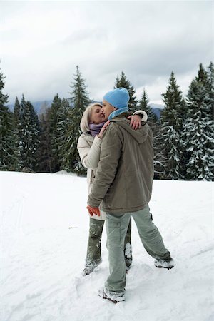 simsearch:628-01495397,k - Couple s'embrassant dans la neige Photographie de stock - Premium Libres de Droits, Code: 628-01495393