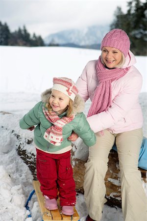 simsearch:628-01495418,k - Mother and daughter playing in snow Foto de stock - Sin royalties Premium, Código: 628-01495417