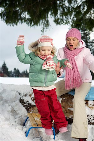 simsearch:628-01495418,k - Mother and daughter playing in snow Foto de stock - Sin royalties Premium, Código: 628-01495429