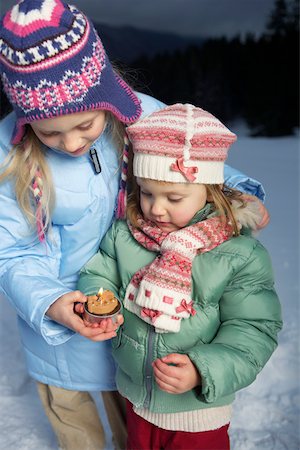 simsearch:628-01495418,k - Two girls wearing warm clothing holding a burning candle Foto de stock - Sin royalties Premium, Código: 628-01495434